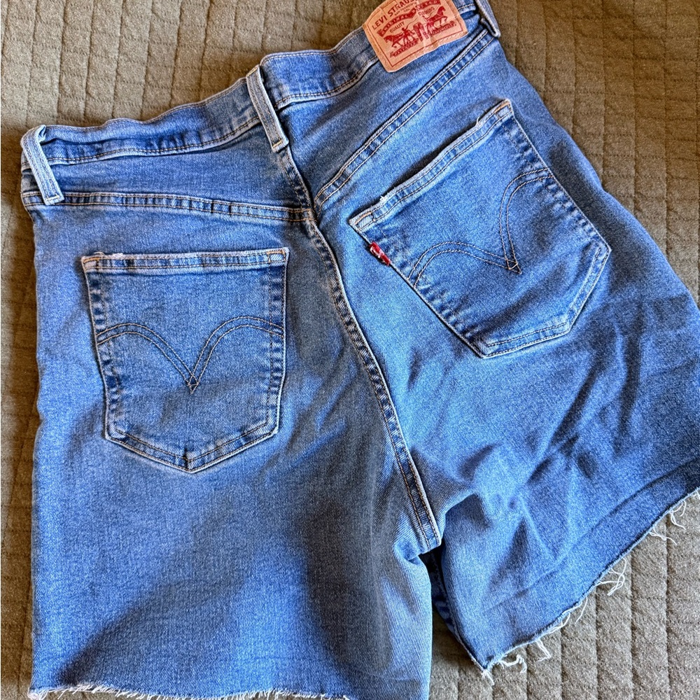 Levi’s Ribcage Straight Cut-offs - Picture 3 of 3